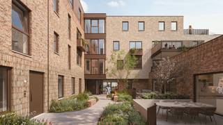 <div>
<div>
<section>
<div>
<div>
<div>
<div>
<div>
<div>
<h2>Comfortabel gelijkvloers wonen met een gezellig terras<span></span></h2>
<p>Ontdek dit ruime <strong>gelijkvloerse appartement van 115 m²</strong> in het stijlvolle nieuwbouwproject <strong>Voerhof</strong>. Hier geniet u van hedendaags wooncomfort in een rustige, groene omgeving, terwijl winkels, scholen en openbaar vervoer zich op korte afstand bevinden.</p>
<p>Het appartement beschikt over een lichtrijke leefruimte met grote raampartijen die naadloos aansluiten op een <strong>gezellig terras van 15 m²</strong>, gelegen aan het rustige <strong>binnenplein</strong>. Deze aangename buitenruimte biedt de ideale plek om in alle privacy te genieten van een ontbijt in de zon, een gezellige lunch of een ontspannen avond met familie en vrienden.</p>
<p>Met <strong>twee volwaardige slaapkamers</strong>, een doordachte indeling en een hoogwaardige afwerking biedt dit appartement alles voor wie comfortabel en zorgeloos wil wonen. Energiezuinige technieken en kwalitatieve materialen zorgen bovendien voor een duurzame woning met een laag energieverbruik en een aangenaam binnenklimaat.</p>
<p>Voerhof onderscheidt zich door zijn eigentijdse architectuur, veel aandacht voor licht en ruimte en een harmonieuze integratie in de groene omgeving. Het project biedt een unieke combinatie van rust, privacy en een uitstekende bereikbaarheid. Ondergrondse parkeerplaatsen en privatieve bergingen maken het wooncomfort compleet.</p>
<h3>Ontdek ook de andere appartementen binnen Voerhof</h3>
<p>Naast dit gelijkvloerse appartement biedt Voerhof nog verschillende <strong>1-, 2- en 3-slaapkamerappartementen</strong>, elk met een eigen indeling, ruime terrassen en dezelfde kwalitatieve afwerking. Zo vindt u gegarandeerd een appartement dat perfect aansluit bij uw woonwensen.</p>
<p><strong>Interesse?</strong> Neem vrijblijvend contact met ons op voor meer informatie of een bezoek aan het project.</p>
</div>
</div>
</div>
</div>
<div></div>
<div>
<div></div>
</div>
</div>
</div>
</section>
</div>
</div>
<div></div>