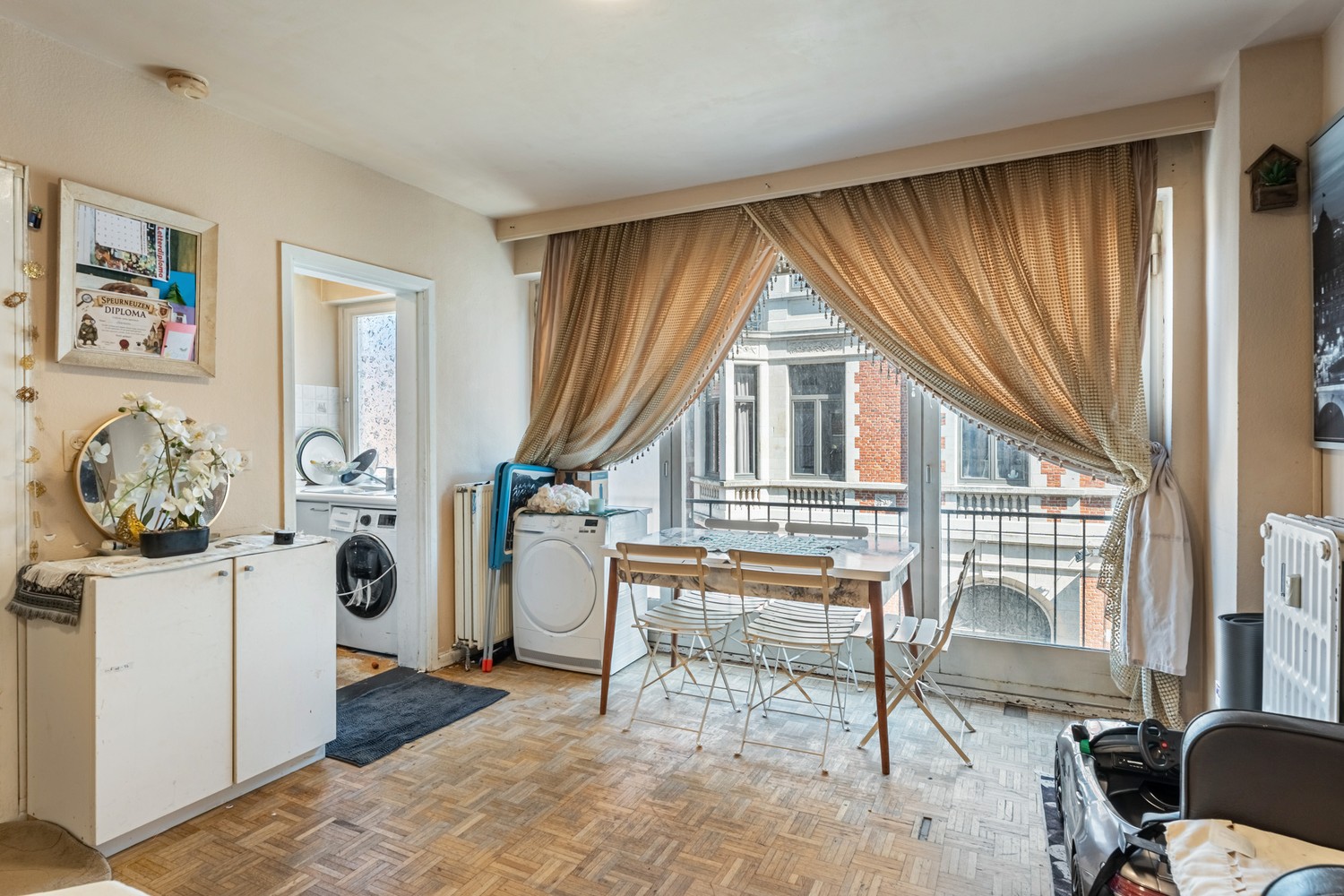 Leuk appartement met 2 slaapkamers met zicht op het Ladeuzeplein ! - foto 4