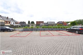 4 places de parking stratégiques à vendre sur la Topstraat à Sint-Pieters-Leeuw près de la rink.