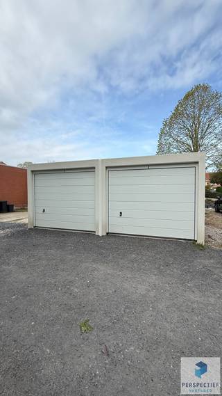 Goed gelegen in het centrum van Beernem en op 250m van de op- en afrit van de autosnelweg. De garagebox is vlot toegankelijk via een zijstraat van...