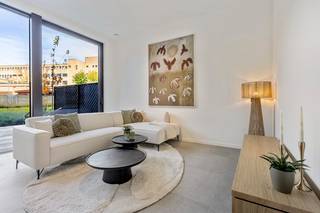 Ruim gelijkvloers appartement met uitzonderlijk hoge plafonds en uniek terras. (A001)Centrum Hasselt, op slechts 5 minuten wandelen van de grote...