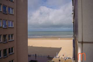 In de standingvolle residentie <strong>Les Dauphins in Oostende</strong> bevindt zich dit volledig vernieuwde appartement van 53 m², gelegen op de <strong>6de verdieping</strong> en genietend van een <strong>aangenaam zijdelings zicht op zee</strong>.<br />Dankzij de stijlvolle afwerking, de praktische indeling en de verzorgde uitstraling is dit appartement een ideale keuze als tweede verblijf aan de Belgische kust, vaste woonst of interessante investering.<br /><br /><strong>Lichtrijke woonkamer met zijdelings zicht op zee</strong><br />De aangename woonkamer biedt een mooi zijdelings zicht op zee en vormt de perfecte plek om te ontspannen en te genieten van de unieke sfeer van de kust.<br />De ruimte sluit naadloos aan op de moderne, open keuken en creëert zo een eigentijdse en gezellige leefomgeving.<br /><br /><strong>Volledig ingerichte open keuken</strong><br />De stijlvolle open keuken met balkon is volledig ingericht en voorzien van de nodige toestellen, waaronder een kookplaat met geïntegreerde dampkap, oven, vaatwasmachine enz.<br />De moderne vormgeving en praktische inrichting zorgen voor optimaal gebruiksgemak en een harmonieus geheel met de leefruimte.<br /><br /><strong>Ruime slaapkamer en moderne badkamer</strong><br />Het appartement beschikt over één ruime slaapkamer, ideaal voor een comfortabel verblijf aan zee.<br />De badkamer is uitgerust met een instapdouche, lavabo en toilet en sluit perfect aan bij de vernieuwde uitstraling van het appartement.<br /><br /><strong>Verzorgde residentie met vernieuwde gemeenschappelijke delen</strong><br />Residentie Les Dauphins, gebouwd in 1962, staat bekend om haar standingvolle karakter en wordt bijzonder goed onderhouden.<br />Ook de gemeenschappelijke delen werden aangepakt en vernieuwd, waaronder de gevels, het dak, de inkomhal en de lift. Dit draagt bij aan de verzorgde uitstraling en het aangename wooncomfort van de residentie.<br /><br /><strong>Interessante troeven en praktische informatie</strong><br /><span><strong>Bewoonbare oppervlakte:</strong> 53 m²</span><br /><span><strong>Bouwjaar:</strong> 1962, totaalrenovatie : 2026<br /><strong>EPC: B </strong></span><br /><span><strong>Kadastraal inkomen (KI):</strong> € 775</span><br /><span><strong>Elektriciteit:</strong> positieve elektrische keuring</span><br /><span><strong>Inrichting:</strong> mogelijkheid tot overname van de volledige inrichting</span><br /><br /><strong>Ideaal als tweede verblijf, vaste woonst of investering aan zee</strong><br />Bent u op zoek naar een instapklaar appartement te koop in Oostende, met <strong>zijdelings zeezicht, een moderne afwerking</strong> en gelegen in een verzorgde residentie? Dan is dit vernieuwde appartement in Les Dauphins zeker een bezoek waard.<br /><br />De mogelijkheid om de volledige inrichting over te nemen, maakt het bovendien extra interessant voor wie zonder zorgen wil genieten van een eigen stek aan zee.<br /><br /><strong>Ontdek dit charmante appartement in Oostende en laat u verrassen door de combinatie van comfort, stijl en zijdelings zeezicht.</strong><br /> 