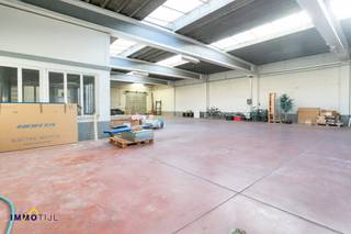 Uitzonderlijke eigendom: Handelspand + Magazijn + Appartement op te Sint-Gillis!Bent u op zoek naar een commerciële toplocatie, waar u wonen, werken...