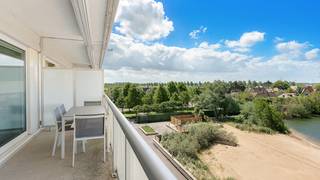 Mooi recent en instapklaar appartement met grote terrassen op wandelafstand van de Zeedijk.<br /><br />Indeling: Inkomhal met vestiairekast, ruime woonkamer met toegang tot het groot zongericht terras met zicht op het meer en strand, ingerichte open keuken, gastentoilet, berging met aansluiting voor wasmachine, badkamer voorzien van bad, dubbele wastafel en toilet, aparte douchekamer met wastafel, twee grote slaapkamers voorzien van ingemaakte kasten met toegang tot het terras achteraan wat zicht geeft op de toekomstige nieuwe golf van Knokke.<br />Inclusief privatieve kelderberging in het gebouw. <br /><br />Mogelijkheid tot aankoop van een parkeerplaats op het domein (30.000 Euro) en/of gesloten garagebox in het gebouw (75.000 Euro)<br /><br />Appartement gelegen in de laatste en meest recentste fase.<br />Deze residentie beschikt over een overdekt privé zwembad,<br />privéstrand, sportfaciliteiten en parking plaatsen op eigen terrein.<br /><br />O.a. aanwezig: gemeenschappelijke fietsenberging in het gebouw, in de woonkamer is een extra opklapbed voorzien wat twee extra slaapplaatsen creëert...<br />Het perfecte vakantieappartement met goede verhuurmogelijkheden.<br />