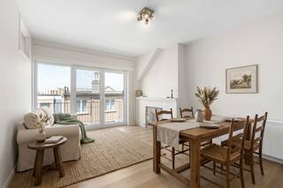 e koop: verzorgd gesloten appartement in Oostende, centraal gelegen in de Vrijheidstraat, op korte afstand van winkels en openbaar vervoer.
<p> </p>
<p>Dit appartement biedt een aangename woonervaring dankzij de overvloedige lichtinval en de rustige maar centrale ligging. Een belangrijk voordeel is dat er geen syndicus of gemeenschappelijke kosten zijn, wat het financieel aantrekkelijk maakt. De indeling is praktisch en biedt voldoende ruimte voor comfortabel wonen. Het appartement werd gerenoveerd in 2023 met nieuwe ramen, vloeren, keuken en badkamer.</p>
<p> </p>
<p>Belangrijkste ruimtes:<br />• Lichte woonkamer met grote ramen en toegang tot het terras<br />• Functionele keuken met voldoende opbergruimte<br />• Twee slaapkamers, ideaal voor gezin of koppel<br />• Badkamer met inloopdouche<br />• Apart toilet<br />• Berging voor extra opslag</p>
<p> </p>
<p>Troeven:<br />• Geen syndicus of gemeenschappelijke kosten<br />• Veel natuurlijke lichtinval<br />• Rustige, centrale ligging in Oostende</p>
<p> </p>
<p>Neem vandaag nog contact op met je ERA-makelaar voor een bezoek.</p>
<p> </p>
<p>JOUW DROOMAPPARTEMENT. ZO GEVONDEN!</p>