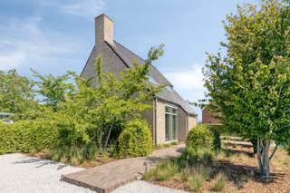 Dit unieke vastgoed, te koop in Wingene, combineert een bewoonbare oppervlakte van 268 m² met  wooncomfort en een uitzicht over de achterliggende velden. Het perceel van 985 m² beschikt over een aangelegde tuin en zonnige terrassen. <br /><br />Deze hoogwaardig afgewerkte gezinswoning is de afgelopen jaren met zorg gemoderniseerd. De transformatie van de keuken en leefruimte zorgt ervoor dat de centrale ruimtes vandaag een moderne, uitnodigende sfeer uitstralen. Dankzij de indeling van het gelijkvloers is dit pand ideaal voor een vrij beroep of praktijk aan huis.<br /><br />Indeling:<br />Gelijkvloers:<br />- Inkomhal met, toegang tot wachtplaats met gastentoilet en de eerste slaapkamer of praktijkruimte (16 m²) met aansluitend eerste badkamer<br />- Woonkamer (60 m²)<br />- Moderne leefkeuken uitgerust met Miele-toestellen en een<br />directe verbinding met de tuin<br />- Praktische bergruimte met kwalititatieve ingemaakte kasten en aansluitingen voor wasmachine en droogkast.<br />- Droge en functionele kelderberging (11 m²)<br />- Inpandige garage (31 m²), een overdekte carport, tuinberging en aangelegde terrassen.<br /><br />Eerste verdieping:<br />- Drie volwaardige slaapkamers (15 m², 13 m² en 14 m²) voorzien van ingebouwde kasten.<br />- Vernieuwde badkamer met wastafel, douche en toilet.<br />- Vijfde en potentieel zesde slaapkamer, toegankelijk via een aparte trap vanuit de garage.<br />- Zolderruimte<br /><br />De woning is gelegen aan de Sarosweg, een rustige, doodlopende straat met slechts twee woningen, waaronder een charmante alpacaboerderij. Daarnaast bereikt u op minder dan een kwartier rijden bereikt u de oprit van de E40 in Aalter of Beernem. <br /><br /><br />Bestuursmaatregelen in het maatregelenregister: nee