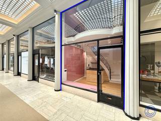 <p><span>Informations sur le local commercial : </span><span>boutique n°</span><span> 47<br />Situé au cœur de la Nieuwe Gaanderij, ce local bénéficie d'une excellente visibilité grâce à ses grandes baies vitrées et est parfaitement accessible aux clients. Avec une vitrine attrayante, cet emplacement attire l'attention des passants, ce qui en fait un lieu idéal pour une boutique, un café (KOUDE KEUKEN) ou un cabinet libéral. Le rez-de-chaussée, d'une superficie d'environ 11 m², est revêtu d'un parquet chaleureux et peut servir d'espace de vente ou d'accueil. L'étage supérieur, d'environ 8 m², offre un espace supplémentaire pour le stockage ou un bureau. Les charges s’élèvent à environ 105 EUR/mois, comprenant le gaz, l’eau, l’entretien des parties communes et d’autres équipements. Le local est disponible immédiatement. Un espace compact mais extrêmement fonctionnel pour lancer ou développer votre entreprise.</span></p><p><span> </span></p><p><span>Agencement du local commercial</span></p><ul><li><span>Espace commercial d’environ</span><span><sup>11 m²</sup></span><span> avec parquet et une hauteur sous plafond d’environ 2,8 m – grande vitrine.</span></li><li><span>Un espace à l'étage d'environ</span><span><sup>8 m² </sup></span><span>offre un espace supplémentaire pour le stockage ou comme bureau.</span></li></ul><p><span> </span></p><p><span>'s supplémentaires</span></p><ul><li><span>Utilisations possibles : boutique / café / magasin / … (CUISINE FROIDE)</span></li><li><span>Éclairage encastré présent dans l'ensemble du local. </span></li><li><span>Chauffage par radiateurs.</span></li><li><span>PEP : sans objet.</span></li></ul><p><span> </span></p><p><span>Informations sur la location :</span></p><ul><li><span>Loyer : 950 EUR/mois + 105 EUR/mois de charges.</span></li><li><span>Disponible à partir du 1er mars 2027.</span></li></ul><p><span> </span></p><ul><li><span>Précompte immobilier à la charge du locataire : environ 870 EUR/an.</span></li><li><span>Charges communes : provision d’environ 105 EUR/mois pour le gaz et l’eau + utilisation des installations de la galerie : entretien et éclairage des parties communes, décoration, volets roulants, etc.</span></li><li><span>Caution : 6 mois (à verser sur le compte du bailleur).</span></li><li><span>Consommation d'électricité individuelle.</span></li><li><span>L'établissement d'un état des lieux est négociable. </span></li><li><span>Location « pop-up » (1 an maximum) éventuellement négociable.</span></li></ul><p><span> </span></p><p><span>Immeuble :</span></p><ul><li><span>Galerie commerciale bien entretenue, composée de différents locaux commerciaux, située dans l'"Wilde Zee".</span></li></ul><p><span> </span></p><p><span>Situation :</span></p><ul><li><span>Emplacement central dans la célèbre « Nieuwe Gaanderij », qui compte de nombreuses boutiques.</span></li><li><span>Liaison entre les rues commerçantes de la Wilde Zee et de la Huidevettersstraat.</span></li><li><span>MOBISCORE : 9,5 !</span></li></ul><p><span> </span></p><p><span>*Les informations contenues dans cette brochure sont fournies à titre indicatif : il appartient aux locataires potentiels de se charger eux-mêmes de l'obtention, de la vérification et de l'interprétation de ces informations.</span></p><p><span> </span></p>
