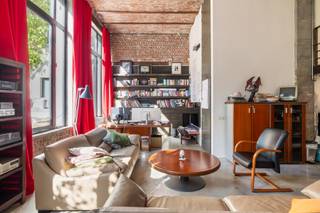 <p>Ideaal gelegen in het historische centrum van Brussel, dicht bij het Jacques Brelplein, op het gelijkvloerse van een gebouw met karakter, bieden we u deze uitzonderlijke loft van 172 m² + terras. Het biedt een inkomhal met bureau, twee slaapkamers (25 m² en 13 m²), een badkamer en een doucheruimte, een apart toilet, een eetkamer, een volledig uitgeruste Bulthaup-keuken, een grote lichtrijke woonkamer en een prachtig terras (44 m²) op het westen. Kelder. EPC D. Dubbele garagebox: 50.000 €. Dit appartement zal u bekoren door zijn prachtige ligging, de kwaliteit van de materialen, de lichtrijke woonkamer en het uitzonderlijke terras. Een bezoek is een must!</p>