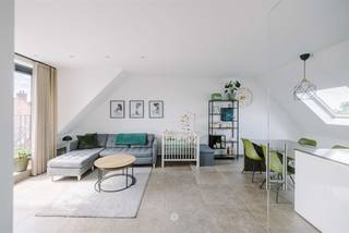 <p><span>Meulebeke - Recent en lichtrijk appartement met terras </span></p><p><span> </span></p><p><span>Bent u op zoek naar een recent en instapklaar appartement ? Dan is dit appartement iets voor u! </span></p><p><span>Dankzij de moderne afwerking, praktische indeling en aangename lichtinval geniet u hier van optimaal wooncomfort. </span></p><p><span> </span></p><p><span>De belangrijkste troeven: </span></p><ul><li><span>Recent gebouw (2018)</span></li><li><span>Lift aanwezig</span></li><li><span>Slechts één appartement per verdieping</span></li><li><span>Rustige ligging nabij het centrum </span></li></ul><p><span> </span></p><p><span>Indeling: </span></p><p><span>Via de inkomhal bereikt u de ruime leefruimte met veel natuurlijk licht en toegang tot het terras. De open keuken sluit naadloos aan op de eet-en zithoek. Verder beschikt het appartement over een volwaardige slaapkamer en een badkamer met douche, ligbad, lavabo en toilet. Verder beschikt het appartement nog over een aangenaam terras. </span></p><p><span> </span></p><p><span>Praktische info: </span></p><p><span>Richtprijs: 225.000 euro </span></p><p><span>EPC: B</span></p><p><span>Beschikbaar vanaf: 01/01/2027</span></p><p><span> </span></p><p><span>Interesse in dit verzorgd en recent appartement? Neem gerust contact met ons op voor meer informatie of een bezoek ter plaatse. </span></p>