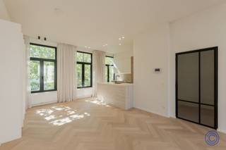 <p><span>Informatie Appartement</span></p><p><span>In een rustige en groene enkelrichtingstraat, op wandelafstand van de Marnixplaats, het KMSKA, restaurants en koffiebars, bevindt zich dit luxueus gerenoveerde appartement. De combinatie van een absolute topligging, hoogwaardige afwerking en het comfort van nieuwbouw maakt dit een uitzonderlijke woonkans in Antwerpen-Zuid. </span></p><p><span> </span></p><p><span>Het appartement werd met oog voor detail afgewerkt in tijdloze materialen zoals travertijn, lichte eik, visgraatparket en maatwerk. De elegante inkomhal met ingemaakte kasten leidt naar een lichtrijke leefruimte met hoge plafonds, royale zithoek, volwaardige eetplaats en verfijnde wandkasten. De open keuken sluit hier naadloos op aan en werd uitgevoerd in travertijn, met hoogwaardige toestellen en een luxueuze, natuurlijke uitstraling.</span></p><p><span> </span></p><p><span>Via de leefruimte heeft u toegang tot een aangename buitenruimte van ca. 19 m²: een zeldzame troef op deze locatie. </span></p><p><span> </span></p><p><span>De nachthal geeft toegang tot twee ruime slaapkamers, beide met een ensuite badkamer met inloopdouche en design lavabomeubel. De bovenste verdieping biedt een polyvalente zolderkamer met airconditioning. </span></p><p><span> </span></p><p><span>Het kleinschalige gebouw met slechts drie appartementen werd volledig gerenoveerd en wordt opgeleverd in 2026 onder EPB-normen. EPC-label A, conforme elektriciteit bij akte, individuele meters en lage maandelijkse kosten.</span></p><p><span> </span></p><p><span> Wonen met de uitstraling en prestaties van nieuwbouw, zonder btw, op een van de meest begeerde locaties van Antwerpen.<br /><br /></span></p><p><span>Indeling</span></p><p><span>Tweede verdieping</span></p><p><span>Bij het betreden van het appartement komt u binnen in een elegante inkomhal met ingemaakte maatkasten, die meteen de toon zet voor de rest van de woning. Er is een afzonderlijk gastentoilet met handenwasser.</span></p><p><span> </span></p><p><span>De leefruimte vormt het hart van het appartement: een bijzonder aangename en lichtrijke woonkamer met hoge plafonds, visgraatparket en stijlvol maatwerk. De ruimte biedt moeiteloos plaats aan een comfortabele zithoek met royale sofa, een volwaardige eetplaats voor een grote tafel en extra kastruimte dankzij de ingemaakte kasten en verfijnde wandkast. Via de leefruimte heb je toegang tot de buitenruimte bestaande uit 10m² terras en 9m² groendak. Deze buitenruimte vormt een zeldzame en uiterst aangename uitbreiding van de leefruimte: ideaal voor een aperitief, een rustige ochtendkoffie of een intiem diner in openlucht.</span></p><p><span> </span></p><p><span>De open keuken sluit naadloos aan op de leefruimte en werd afgewerkt met luxueuze travertijn. Ze is volledig uitgerust met hoogwaardige toestellen, waaronder een inductiekookplaat, dampkap, vaatwasser, heteluchtoven, microgolfoven, koelkast en diepvries. De combinatie van natuurlijke materialen en moderne functionaliteit zorgt voor een tijdloze, elegante uitstraling.</span></p><p><span> </span></p><p><span>Derde verdieping</span></p><p><span>De nachthal geeft toegang tot twee ruime slaapkamers, elk uitgerust met ingemaakte kasten en een eigen ensuite badkamer. Beide badkamers zijn voorzien van een inloopdouche en een lavabo in travertijn, wat zorgt voor een bijzonder hoogwaardige en uniforme afwerking.</span></p><p><span> </span></p><p><span>Deze verdieping beschikt daarnaast over een afzonderlijk toilet. Onder de trap naar de zolderverdieping is een praktische aansluiting voorzien voor een wasmachine en/of droogkast, subtiel geïntegreerd zonder aan esthetiek in te boeten.</span></p><p><span> </span></p><p><span>Vierde verdieping</span></p><p><span>De bovenste verdieping herbergt een ruime zolderkamer met airconditioning. Deze polyvalente ruimte leent zich perfect als master suite, home office, logeerkamer of hobbyruimte. Dankzij de afzonderlijke ligging biedt deze verdieping een extra gevoel van privacy en comfort.</span></p><p><span> </span></p><p><span>Troeven</span></p><p><span>Dit appartement onderscheidt zich door zijn hoogwaardige afwerking en uitzonderlijk renovatieniveau. De combinatie van travertijn, lichte eik, visgraatparket, maatwerk en hoge plafonds creëert een tijdloze, luxueuze uitstraling.</span></p><p><span> </span></p><p><span>Extra pluspunten zijn de ingemaakte kasten, het ruime terras, de mogelijkheid om een extra berging aan te kopen en de lage maandelijkse kosten, geraamd op ca. 25 euro per maand.</span></p><p><span> </span></p><p><span>Algemene informatie</span></p><p><span>Het appartement beschikt over individuele meters voor gas, water en elektriciteit. Dankzij de grondige renovatie behaalt het een EPC-label A. De elektrische keuring wordt conform afgeleverd bij de akte. Het asbestattest is momenteel in aanvraag.</span></p><p><span> </span></p><p><span>Het aandeel van de koper in de kostprijs voor de opmaak van de basisakte bedraagt 1.000 euro inclusief btw.</span></p><p><span> </span></p><p><span>Het gebouw</span></p><p><span>Het kleinschalige gebouw bestaat uit een kelder en slechts drie appartementen. Het werd volledig gerenoveerd en wordt opgeleverd in 2026 onder EPB-normen. Daarbij werden onder meer het ventilatiesysteem vernieuwd, de dakconstructie vernieuwd en geïsoleerd, een groendak geplaatst, de voor- en achtergevel geïsoleerd en nieuw buitenschrijnwerk voorzien.</span></p><p><span> </span></p><p><span>U koopt dus in feite een appartement met het comfort en de technische prestaties van nieuwbouw, zonder btw te moeten betalen.</span></p><p><span> </span></p><p><span>Verder beschikt het gebouw over een centraal rookdetectiesysteem en videofoon. Er is geen lift aanwezig.</span></p><p><span> </span></p><p><span>Ligging</span></p><p><span>De ligging is zonder twijfel een van de grootste troeven. Het appartement bevindt zich in een rustige en groene enkelrichtingstraat, op een absolute toplocatie in Antwerpen, vlak bij de Marnixplaats op het Zuid.</span></p><p><span> </span></p><p><span>Restaurants, koffiebars, gezellige cafés, boetieks, conceptstores en het vernieuwde KMSKA liggen allemaal op wandelafstand. Tegelijk geniet u van een vlotte verbinding naar de Antwerpse ring.</span></p><p><span> </span></p><p><span>Met een Mobiscore van 9,6/10 is dit de ideale plek voor wie comfortabel, stijlvol en stedelijk wil wonen op een van de meest begeerde locaties van Antwerpen.</span></p><p><span> </span></p><p><span> *De informatie in deze prospect is ter informatieve titel: de kandidaat-kopers moeten hun eigen zaak maken van het verkrijgen, controleren en interpreteren van deze informatie.</span></p>