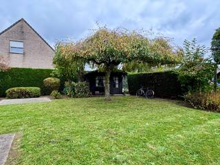 Gelijkvloerse villa op 614 m² met 3 slks en een inpandige garage.<br /><br />De Molenwieklaan te Kuurne is een doodlopende, rustige en toch zeer goed bereikbare ligging. Deze alleenstaande woning is gebouwd door de huidige eigenaar die momenteel het huis verkoopt.<br /><br />Inkom met apart toilet en vestiaire. Aan de linkerzijde is er een garage en gang die de 3 slaapkamers en badkamer verbind met elkaar. Aan de rechterzijde is er een zeer ruime leefruimte met aparte keuken. Deze keuken is quasi niet gebruikt en is werkelijk in nieuwstaat. Bij de keuken hoort er een aparte berging.<br /><br />Verder is er achteraan de woning, extra rustig gelegen, het slaapgedeelte. Drie slaapkamers en centraal een badkamer.<br /><br />De tuin is voorzien van een tuinhuis, veranda, zonneterras en is omheind.<br /><br />Recent (2020) is er een nieuw dak geplaatst op deze woning.<br /><br />PLUSPUNTEN:<br />+ asbest veilige woning! Enkel het tuinhuis heeft golfplaten en mastiekramen in asbest.<br />+ nieuw dak met 16 cm isolatie<br />+ gelijkvloers wonen