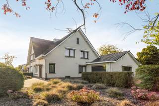 <p>Deze verzorgde, te renoveren <strong>halfopen bebouwing</strong> is een fijne gezinswoning met heel wat potentieel. Met <strong>153 m² bewoonbare oppervlakte</strong>, een <strong>perceel van 667 m²</strong>, een <strong>garage</strong> en een <strong>grote tuin</strong> is er hier alvast geen gebrek aan ruimte. De woning is te renoveren, maar biedt een goede basis om er helemaal uw eigen thuis van te maken.</p><p>Via de inkomhal met vestiaire komt u in de leefruimte. Dankzij de <strong>grote raampartijen</strong> valt er veel natuurlijk licht binnen en geniet u van een mooi zicht op zowel de voor- als achtertuin. De woonkamer sluit aan op de keuken, wat zorgt voor een praktische indeling van het gelijkvloers. Verder vindt u hier nog de badkamer en de garage. Die biedt niet alleen plaats voor een wagen, maar ook extra bergruimte.</p><p>Op de eerste verdieping zijn er <strong>drie volwaardige slaapkamers</strong>. Daarnaast is er een afzonderlijk gastentoilet.</p><p>Een leuke extra is de <strong>grote zolder</strong>. Die kan perfect gebruikt worden als <strong>bergruimte</strong>, maar biedt ook mogelijkheden voor bijvoorbeeld een hobbykamer, bureau of extra kamer, afhankelijk van uw wensen en plannen.</p><p>Ook de tuin is een echte troef. Met een <strong>perceel van 667 m²</strong> is er voldoende ruimte om te genieten van het buitenleven, te tuinieren of gezellig samen te zijn met familie en vrienden.</p><p>Een woning met een goede basis, veel buitenruimte en vooral heel wat mogelijkheden om er een warme en persoonlijke thuis van te maken.</p><p>Extra:<br />- EPC-score F (502 kWh/m²/jaar) -> renovatieverplichting!<br />- Perceelscore  A en gebouwscore A<br />- Niet gelegen in overstromingsgevoelig gebied, niet gelegen in afgebakende oeverzone of afgebakend overstromingsgebied<br />- Gelegen in woongebied, Gvkr, GVV, VG</p><p>Nabij school, winkels, autosnelweg, openbaar vervoer, etc. Voor meer info ga naar www.coenenvastgoed.be of bel 03/375.82.92</p>