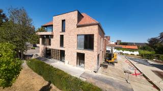 <span><span>Residentieel wonen in het centrum van <strong>Westrozebeke</strong> vlakbij Roeselare & Staden.<br /><br /><strong>Residentie GILDHOF</strong> is een kleinschalig én zeer energiezuinig nieuwbouwproject bestaande uit <strong>3 appartementen, 6 garages en 2 woningen</strong>. Het betreft telkens 3 ruime en lichtrijke drieslaapkamerappartementen, gelegen op een unieke en centrale ligging in de schaduw van de kerk.<br /><br />Comfort, energiezuinigheid, kwaliteit en centrale ligging zijn de eigenschappen van deze residentie. <br /><br />Tijdens de ontwerpfase werd veel aandacht geschonken aan enerzijds de energiezuinigheid en anderzijds het wooncomfort van de bewoners:</span></span>
<ul>
<li><span><span>Praktische indeling;</span></span></li>
<li><span><span>veel lichtinval;</span></span></li>
<li><span><span>optimale oriëntatie;</span></span></li>
<li><span><span><strong>tuin of ruim terras</strong>;</span></span></li>
<li><span><span>...</span></span></li>
</ul>
<span><span>Op deze manier is het zowel binnen als buiten aangenaam vertoeven in deze residentie.<br /><br />Op het gelijkvloers zijn er tevens ook 6 garageboxen voorzien. Telkens met een afmeting van +- 3.00 m x 5.74 m. Allen zijn ze voorzien van een <strong>geautomatiseerde sectionaalpoort</strong>.</span><br /><br /><span>De moderne lijn van het gebouw en de keuze van materialen (waarbij de nodige aandacht werd besteed aan duurzaamheid, door recup van bestaande bakstenen/gevelstenen) zorgen voor een hedendaagse en tijdloze uitstraling waarbij energiezuinigheid en kwaliteit hoog in het vaandel worden gedragen.</span></span><br /><br /><span><span>De 3 appartementen hebben bewoonbare oppervlaktes variërende van 113 m² tot 128 m². De 2 woningen beschikken over woonoppervlaktes inclusief zolder van respectievelijk 174 m<sup>2</sup> en 181 m<sup>2</sup>. Zowel voor wie op zoek is naar een ruim drieslaapkamerappartement of voor wie droomt van een comfortabele nieuwbouwwoning zijn er dus mogelijkheden binnen ons aanbod.<br /><br />Alle appartementen en woningen in Residentie Gildhof zijn uitgerust met de <strong>nieuwste energiezuinige technieken</strong>, nl. <strong>vloerverwarming in combinatie met warmtepomp (lucht/water)</strong>. Hierdoor geniet u heel het jaar door over een aangenaam binnenklimaat. Ieder appartement en woning zal beschikken over een <strong>privatieve regenwaterput </strong>van 5.000 L tot 7.500 L, alsook over zijn eigen <strong>fotovoltaïsche zonnepanelen</strong> op het dak van de residentie. Voor de afwerking (materiaalkeuzes) heeft de bouwheer voldoende budget voorzien zodat u als koper kan genieten van mooie keuzes bij de leveranciers. Het lastenboek en de lijst van de leveranciers zijn te verkrijgen bij de makelaar. </span><strong><em><span>Uiteraard kan alles volledig op maat van de wensen van de klant afgewerkt worden. </span></em></strong><br /><br /><span>Ideaal voor wie op zoek is naar een vaste woonplaats, een tweede verblijf of een veilige investering met groeiende meerwaarde. Kom langs op ons kantoor en ontvang een unieke verkoopbrochure van Residentie 'Gildhof'.<br /><br /><strong>!! Aankoop aan het voordeel-tarief van 6% is mogelijk !! </strong>- << onder voorwaarden >><br /><br />De oplevering van dit nieuwbouwproject is voorzien in het najaar van 2026 (onder voorbehoud).</span></span><br /><br /><span><span>Bent u op zoek naar een prachtig en ruim appartement met 3 slaapkamers gelegen in een kleinschalige residentie of een stijlvolle, comfortabele nieuwbouwwoning? Plan dan snel uw afspraak! Contacteer ons op het nummer <strong>051 50 11 51</strong> of mail naar <strong>diksmuide@diksimmo.be</strong>. Wij komen ook met plezier tot bij u langs voor een persoonlijke uitleg en voorstelling van het project.</span></span>