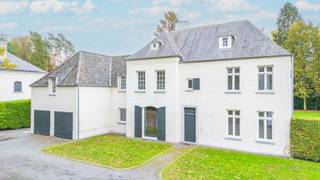 In de gegeerde Bloemenwijk te Retie bevindt zich deze royale villa op een perceel van 2.415 m², waar tijdloze elegantie en hedendaagse luxe...