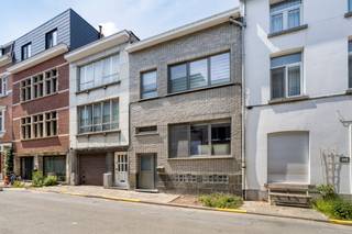 u&amp;gt;<strong>Mechelen: Instapklare, ruime woning met nog potentieel tot uitbreiding</strong><br />Deze woning combineert een topligging met veel ruimte en potentieel. Ze bevindt zich in het centrum, maar in een rustige doodlopende straat. Je geniet hier van alle voorzieningen dichtbij én van de nodige privacy.

<p>De woning is instapklaar en heeft een bewoonbare oppervlakte van maar liefst 215 m². Er is bovendien nog veel extra potentieel. De zolder kan bijvoorbeeld nog volledig gerenoveerd en ingericht worden naar eigen wens.</p>

<p>De woning is energiezuinig dankzij het EPC-label B. Ook de elektriciteit is volledig conform, wat zorgt voor extra gemoedsrust.</p>

<p>Kortom, een ideale woning voor wie op zoek is naar ruimte, comfort en mogelijkheden op een centrale, maar toch rustige locatie.<br /><br /><u><strong>Indeling</strong></u><br /><u>Gelijkvloers</u>: Inkomhal - badkamer - berging - stadskoer<br /><u>Eertse verdieping</u>: Woonkamer - eetkamer - keuken<br /><u>Tweede verdieping</u>: 2 slaapkamers - apart toilet<br /><u>Derde verdieping</u>: 3 kamers met zeer veel potentieel<br /><br /><u><strong>Troeven</strong></u></p>

<ul><li>Toplocatie</li><li>Ruime woning (215m²)</li><li>EPC B</li></ul>
