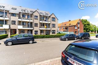 <p>Appartement prêt à emménager de 125 m² avec 2 grandes chambres et une cuisine entièrement rénovée à Burcht.<span></span></p>
<p>Vous recherchez un appartement spacieux dans lequel vous pouvez emménager immédiatement sans travaux ? Cet appartement soigné situé au premier étage de l'Idsteinlaan 40 à Burcht mérite certainement votre attention.</p>
<p>Avec une surface habitable de pas moins de 125 m², cet appartement offre un espace de vie exceptionnel. Le séjour lumineux constitue le cœur du logement et donne accès à un agréable balcon de 7 m². La cuisine entièrement rénovée est un véritable atout et est complétée par une buanderie/remise pratique.</p>
<p>L'appartement dispose également de deux chambres spacieuses d'environ 20 m² et 13 m², d'une salle de bains ainsi que d'un WC séparé.</p>
<p>Le bien a récemment bénéficié d'un rafraîchissement complet avec un nouveau revêtement de sol dans les chambres, des murs fraîchement repeints et un nettoyage approfondi, vous permettant d'y emménager immédiatement.</p>
<p><strong>Atouts</strong><br />✔ Surface habitable de 125 m²<br />✔ Cuisine rénovée<br />✔ 2 chambres spacieuses<br />✔ Balcon de 7 m²<br />✔ Garage disponible en option<br />✔ Prêt à emménager<br />✔ PEB C (239 kWh/m²/an)<br />✔ Situation centrale à proximité des commerces, écoles et transports en commun</p>
<p>Prix demandé appartement : 319.000 €<br />Garage disponible séparément.</p>
<p>Intéressé(e) ? Contactez-nous dès aujourd'hui pour organiser une visite.</p>