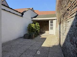 <p><span>GHENT - Hoogstraat 108 : Vous êtes à la recherche d'une</span><span> maison spacieuse avec jardin au centre de Gand ? </span><span>Ce bien est peut-être fait pour vous.</span></p><p><span> </span></p><p><span>Les principaux atouts en bref :</span></p><ul><li><span>Projet de rénovation unique autour d'une cour-jardin de grande valeur </span></li><li><span>Environs de Sint-Michiels, à distance de marche du centre historique</span></li><li><span>Finitions élégantes et de haute qualité, y compris l'éclairage</span></li><li><span>Terrasse donnant sur le paisible jardin intérieur</span></li></ul><p><span> </span></p><p><span>Aménagement :</span></p><p><span>Hall d'entrée,  un salon et une salle à manger ouverts avec parquet et terrasse à l'arrière donnant sur le jardin intérieur, une cuisine équipée ensoleillée (plaque vitrocéramique, hotte aspirante, four, réfrigérateur avec congélateur, lave-vaisselle), un hall de nuit, des toilettes séparées, un débarras, une buanderie avec connexion pour machine à laver. A l'avant, il y a 2 chambres spacieuses, une salle de bain avec double lavabo et douche à l'italienne. Comprend un local à vélos commun.</span></p><p><span> </span></p><p><span>Loyer : € 2150 / mois.</span></p><p><span>Disponible à partir d'aujourd'hui. Domicile requis.</span></p><p><span> </span></p><p><span>Contactez l'agence immobilière Axel Lenaerts pour une visite via notre site web.</span></p>