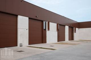 Op zoek naar een bedrijfsruimte waarin u meteen kan starten? Bedrijvenpark "Stuyf" biedt 32 instapklare KMO-units te koop, met oppervlaktes van 170 m² tot 240 m², samenvoegbaar tot 1.145 m².<br /><br />Door volgend <strong>afwerkingspakket </strong>kan u meteen aan de slag:<br />- 4 lichtpunten<br />- sectionale poort<br />- waterkraan<br />- keuring water & elektriciteit<br />- 2 stopcontacten<br /><br />De bedrijfsruimtes (brandklasse B) hebben een vrije hoogte van +/- 6 m en zijn opgebouwd uit een staalconstructie in combinatie met een betonplint en geïsoleerde sandwichpanelen. De loodsen zijn toegankelijk via een automatische sectionale poort met aparte toegangsdeur en glaspartij. Elke unit is uitgerust met een lichtstraat voor extra natuurlijke lichtinval.<br />Deze duurzame bedrijfsgebouwen zijn geschikt voor zowel opslag als productie en bieden een ideale omgeving om te ondernemen. Per magazijn zijn minstens twee privatieve parkeerplaatsen voorzien.<br />Strategisch gelegen langs de Stuivenbergstraat, met vlotte verbinding naar de E403 – een uitstekende uitvalsbasis voor de hele regio.<br /><br /><strong>Onmiddellijk beschikbaar</strong>.<br /><br />Contacteer <strong>PANORAMA B2B</strong> voor bijkomende (technische) inlichtingen, plannen of een vrijblijvend plaatsbezoek <strong>050 300 800</strong>.