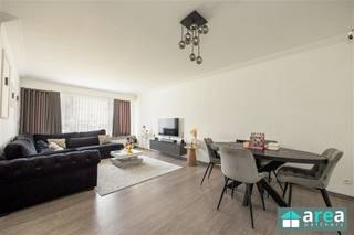 <p><span>Gelijkvloersappartement met 2 slpk. & tuin op centrale locatie!</span></p><p><span> </span></p><p><span>Ligging:</span><span> </span><span>Dit gelijkvloers appartement is gelegen op een uitstekende ligging aan de Ruggeveldlaan in Deurne.Op wandel- en fietsafstand bevindt zicht het prachtige Rivierenhof, ideaal voor sport en ontspanning. In de directe omgeving is een uitstekende bereikbaarheid van zowel openbaar vervoer als belangrijke invalswegen (Antwerpse Ring en E313). Supermarkten, scholen en lokale winkels zijn ook vlot bereikbaar.</span></p><p><span>Indeling:</span><span> U betreedt het appartement via de inkomhal van maar liefst 12 m² die direct toegang geeft tot alle ruimtes. Aan de voorzijde bevindt zich de royale, lichtrijke leefruimte (30 m²). De volledige ingerichte keuken (10 m²)bevindt zich aan de achterzijde, deze geeft ook toegang tot de tuin (20 m²). Verder zijn er 2 slaapkamers zowel een grote als een kleinere van respectievelijk 14 m² en 7 m². Tenslotte is de badkamer (5 m²) recent vernieuwd, deze omvat een douche, aansluiting tot wasmachine en een kast met lavabo en kastruimte. </span></p><p><span>Ideaal als eigen bewoning of als investering.</span></p><p><span>Grootste troeven:</span></p><p><span>- Lichtrijk</span></p><p><span>- Tuin</span></p><p><span>- Centrale locatie</span></p><p><span>- EK is conform</span></p><p><span>- Dubbel HR-glas</span></p><p><span>Voor meer informatie kan u terecht bij Area Partners: Info@area.be of 03/284.60.60</span></p><p><span> </span></p><p><span> </span></p>