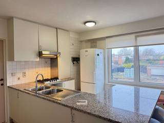 <p><span>Licht hoekappartement aan de rand van Mariaburg gelegen op de eerste verdieping in een kleinschalig gebouw.</span></p><p><span> </span></p><p><span>Dit éénslaapkamerappartement beschikt over een leefruimte met open keuken. Dankzij de hoekligging geniet je hier van zeer veel lichtinval. </span></p><p><span>Vooraan een terras met mooi uitzicht op omliggende weilanden waar u kan genieten van de avondzon.</span></p><p><span>Verder is er een ruime slaapkamer met aansluitend de douchekamer met lavabo en toilet.</span></p><p><span> </span></p><p><span>Het appartement is momenteel verhuurd, wat het ook interessant maakt als investering.</span></p><p><span> </span></p><p><span>Epc-label B</span></p><p><span> </span></p><p><span> </span></p>