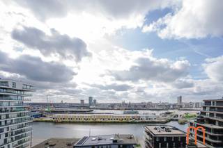 <strong>Exclusief wonen op toplocatie aan de Belgische kust</strong><br /><br />Dit prachtige appartement van <strong>124 m²</strong> is gelegen op de <strong>12de verdieping</strong> van de iconische <strong>Ensor Tower</strong>, in het hart van de bruisende Oosteroever te Oostende. Dankzij deze uitzonderlijke ligging geniet u van een panoramisch uitzicht op de haven en de zee, gecombineerd met alle comfort van hedendaags luxewonen.<br /><br /><br /><strong>Ruime leefruimte met zonnig terras</strong><br />De lichtrijke woonkamer sluit naadloos aan op het <strong>ruime terras aan de voorzijde</strong>, waar u in alle rust kunt genieten van het indrukwekkende uitzicht. De open indeling zorgt voor een aangenaam gevoel van ruimte en licht.<br /><br /><strong>Moderne open keuken met hoogwaardige afwerking</strong><br />De <strong>hedendaagse open keuken</strong> is volledig uitgerust met kwalitatieve toestellen en vormt het perfecte hart van het appartement. Ideaal voor wie houdt van koken en gezellig samenzijn.<br /><br /><strong>3 Comfortabele slaapkamers en stijlvolle badkamers</strong><br />De hoofdslaapkamer beschikt over een privébadkamer met ligbad, lavabo en toilet – een echte plek om tot rust te komen.<br /><br />Daarnaast zijn er 2 gastenkamers die gebruikmaken van een moderne badkamer met inloopdouche en lavabo.<br />Een apart gastentoilet en een praktische berging vervolledigen het interieur.<br /><br /><strong>Extra troef: mogelijkheid tot garagebox</strong><br />Er is de mogelijkheid om een <strong>ruime garagebox</strong> aan te kopen in de directe omgeving, wat een belangrijke meerwaarde vormt in deze populaire buurt.<br /><br /><strong>Duurzaam en energiezuinig wonen</strong><br />Bouwjaar: 2022<br />Verwarming: aangesloten op het warmtenet<br />EPC: 55 (E39)<br />Vaste kosten: € 110 per maand<br /><br /><strong>Technische gegevens</strong><br />Bewoonbare oppervlakte: 111,54 m²<br />Terras: 12,15 m²<br />KI (appartement): € 1.102<br /><br /><strong>Een unieke kans aan zee</strong><br />Dit appartement combineert stijlvolle afwerking, modern comfort en een uitzonderlijke ligging. Een ideale woonst of investering in één van de meest gegeerde residenties aan de Belgische kust.<br /> 