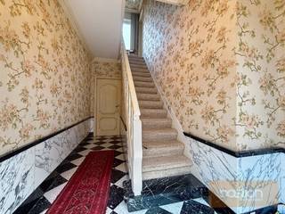 Ontdek deze te renoveren woning, ideaal gelegen in een serene omgeving. Deze mooie woning beschikt over de volgende indeling:Gelijkvloers:- Aangename...