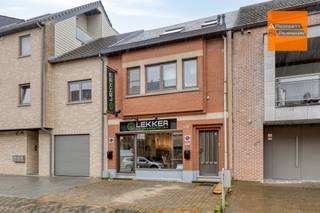 <p><span>Prachtig handelspand in het centrum van Sterrebeek. </span></p><p><span>Volledig uitgerust handelsgelijkvloers bestaande uit een verbruikszaal met airco, een volledig ingerichte keuken, toog, toilet, een praktische bijkeuken en een terras. </span></p><p><span>Het appartement, gelegen op de eerste en tweede verdieping biedt een ideale woonplek in een levendige omgeving. U geniet hier van een uitstekende ligging, op wandelafstand van winkels, openbaar vervoer, restaurants en andere voorzieningen.</span></p><p><span>De ruime woonkamer straalt warmte en modern comfort uit dankzij de elegante laminaatvloer. De open, volledig ingerichte keuken is praktisch ingedeeld en beschikt over een gezellige ontbijthoek, evenals een koelkast, microgolfoven, oven en keramische kookplaat.</span></p><p><span>Verder omvat het appartement twee aangename slaapkamers, een kinderkamer en een verzorgde badkamer, uitgerust met een douchecabine en een stijlvol meubel met geïntegreerde lavabo.</span></p><p><span> </span></p><p><span>Zonnepanelen aanwezig. De inrichting van het handelspand kan aan gunstige voorwaarden overgenomen worden.</span></p><p><span> </span></p><p><span>De vermelde prijs is een vanafprijs; biedingen mogelijk vanaf €535.000.</span></p><p><span> </span></p><p><span>Neem vandaag nog contact op voor meer informatie of om een bezoek in te plannen.</span></p>