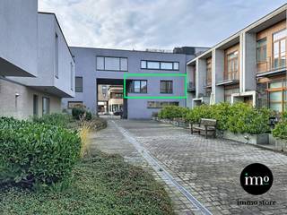 Immo Store presenteert dit AANGENAME APPARTEMENT op de EERSTE VERDIEPING, gelegen in een RUSTIGE OMGEVING, volledig WEG VAN DE STRAAT, binnen...