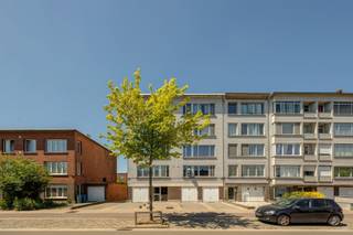 Energiezuinig appartement met twee slaapkamers nabij het Runcvoortpark te Merksem! <br /><br />Dit energiegunstig appartement met EPC-label B is gelegen op de eerste verdieping van een kleinschalig gebouw met slechts 8 units. Dankzij de praktische indeling en lichtrijke ruimtes vormt dit appartement een ideale woonst voor eigen bewoning of als investering.<br /><br />Bij het binnenkomen betreedt u de inkomhal die toegang geeft tot de lichtrijke woonkamer met aansluitend de keuken voorzien van toestellen.<br /><br />Verder beschikt het appartement over een vernieuwde badkamer uitgerust met een moderne inloopdouche voorzien van regendouchekop, enkele lavabo en toilet. Aansluitend bevindt zich een praktische berging met aansluitingen voor wasmachine en droogkast.<br /><br />Het appartement telt twee ruime slaapkamers (17m2 - 11m2).<br /><br />Ten slotte kan er nog een inpandige garagebox bij aangekocht worden aan 25.000 Euro.<br /><br />Belangrijkste troeven:<br /><br />• Kleinschalig gebouw met 8 units<br />• Energiezuinig – EPC-label B<br />• Elektriciteit conform<br />• Interessant als investering of eigen bewoning<br />• Momenteel verhuurd aan 955 Euro/maand<br />• Asbestveilig<br /><br /><br />96m² bewoonbare oppervlakte (cfr EPC).<br /><br />Wenst u een bezoek of meer informatie? Dan kan u ons steeds contacteren via info@dvarealestate.be of via 03/297.00.00.