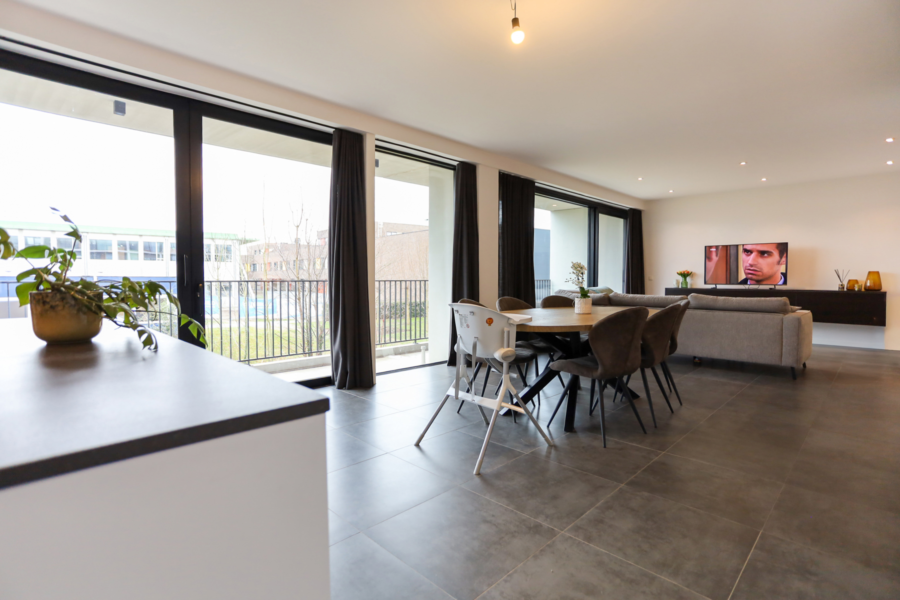 Lichtrijk, recent app met groot terras - foto 4