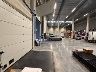 Fantastisch gelegen modern bedrijfsgebouw, met uitstekende visbiliteit vanaf de E40. De opslagruimte heeft een oppervlakte van 1.003 m² en...