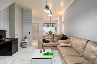 Deze te koop woning is uitstekend gelegen in de Weversstraat in Gent, een straat met een bijzonder vlotte bereikbaarheid. In de onmiddellijke nabijheid vindt u tal van winkels, scholen en openbaar vervoer. Dankzij de gunstige ligging geniet u van een makkelijke verbinding met het stadscentrum, belangrijke invalswegen en de autosnelwegen, waardoor u zich snel en comfortabel kan verplaatsen. Bovendien bevinden groene zones en recreatiemogelijkheden zich op korte afstand.<br /><br />U komt binnen in de gezellig open en lichtrijke leefruimte, ingedeeld in een eet- en woonkamer die naadloos in verbinding staat met de volledig ingerichte keuken met lichtkoepel. De keuken kan bovendien afgesloten worden van de leefruimte door middel van een praktische afscheiding en beschikt over een handige bijkeuken. Het gelijkvloers herbergt verder een hal, een apart toilet, een badkamer met enkele lavabo, toilet en douchecabine, een aparte doucheruimte en een grote berging. Op de eerste verdieping bevinden zich twee ruime slaapkamers en op de tweede verdieping nog twee volwaardige slaapkamers. Als kers op de taart beschikt de woning over een geïsoleerde zolder.<br /><br />De woning werd enkele jaren geleden gerenoveerd en verkeert in uitstekende staat. Met een EPC-label C, een conforme elektrische keuring en een asbestveilig attest bent u verzekerd van een zorgeloze aankoop. <br /><br />Het slopen van de berging met een vloerplaat van 13,5m² kan ervoor zorgen dat er aan deze reeds zeer interessante woning een aangename buitenruimte wordt toegevoegd. Van een directe meerwaarde gesproken! <br /><br />Heeft deze instapklare woning met maar liefst vier slaapkamers uw interesse gewekt? Neem dan zeker contact op met Brent Heirman door een mailtje te sturen naar brent@immofrancois.be. <br /><br />