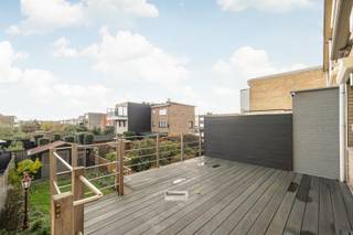 <p><span>Instapklare gezinswoning, type bel-etage, gelegen in een rustige woonwijk vlakbij het centrum van Stabroek. Vlotte verbinding naar de haven van Antwerpen.</span></p><p><span> </span></p><p><span>INDELING:</span></p><p><span>inkomhal met gastentoilet en toegang tot de inpandige garage met automatische poort. Tevens vindt u op het gelijkvloers nog een berging of bureelruimte en wasplaats met Vaillant condensatiebrander. Vooraan de oprit/voortuin en achteraan zuidoost gerichte tuin van 120 m² met recent terras en tuinhuis. Op de eerste verdieping een living in L-vorm en kwalitatieve landelijke leefkeuken die toegang geeft tot het terras van 20 m² met zonneluifel en trap naar de tuin. Op de 2de verdieping zijn er 3 slaapkamers en badkamer ingericht met bubbelbad met douchescherm, lavabomeubel en toilet.</span></p><p><span> </span></p><p><span>BIJZONDERHEDEN:</span></p><p><span>2022/11: zonneluifel terras.</span></p><p><span>2021: Daikin airco hoofdslaapkamer en Vaillant combi condensatiebrander.</span></p><p><span>2020 aanleg oprit en terras.</span></p><p><span>2018: nieuwe binnendeuren - 12 zonnepanelen.</span></p><p><span>2016: nieuw dak met isolatie.</span></p><p><span>woning is volledig voorzien van rolluiken (2 elektrisch bedienbaar).</span></p><p><span>Energiezuinig: epc-label B.</span></p><p><span>Elektriciteit is conform.</span></p>