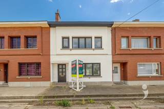 <p><span>Droom je van een woning die authentieke charme combineert met hedendaags wooncomfort? Dan is deze prachtig gerenoveerde woning in de Diestestraat te Scherpenheuvel absoluut een bezoek waard. Achter de karaktervolle gevel schuilt een woning die met veel zorg, vakmanschap en duurzame materialen volledig werd vernieuwd, waardoor je geniet van het comfort en de kwaliteit van een nieuwbouwwoning. </span></p><p><span> </span></p><p><span>Binnen word je verrast door de ruime en praktische indeling. De lichtrijke leefruimte sluit naadloos aan op de eetkamer met open keuken en de veranda, wat zorgt voor een aangenaam gevoel van ruimte en licht. Een extra troef is dat je de keuken nog volledig naar eigen smaak en wensen kunt inrichten, zodat je jouw droomkeuken werkelijkheid maakt. </span></p><p><span> </span></p><p><span>Met maar liefst vier volwaardige slaapkamers en twee badkamers, verdeeld over de verdiepingen, biedt deze woning alle ruimte voor gezinnen, thuiswerkers of wie graag extra comfort heeft. </span></p><p><span> </span></p><p><span>Ook technisch zit je hier helemaal goed. De woning beschikt over een gunstig EPC-label C en een conforme elektrische installatie, waardoor je zorgeloos kunt verhuizen. </span></p><p><span> </span></p><p><span>Buiten geniet je van een gezellige, zuidgerichte stadstuin waar je de hele dag van de zon kunt profiteren. Een unieke meerwaarde is de achteruitgang die rechtstreeks toegang biedt tot twee eigen garages. </span></p><p><span> </span></p><p><span>De centrale ligging tussen Diest en Scherpenheuvel zorgt ervoor dat winkels, scholen, openbaar vervoer en belangrijke invalswegen steeds binnen handbereik liggen. </span></p><p><span> </span></p><p><span> </span></p><p><span>Bent u op zoek naar een ruime instapklare woning? </span></p><p><span><br /><br />Neem dan gerust contact met ons op voor meer informatie of een plaatsbezoek via 016 15 31 15 of info@immolivit.be. </span></p><p><span> </span></p><p><span> </span></p>