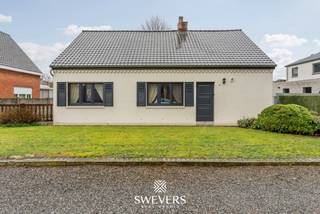 Voor meer info en foto’s, surf naar www.swevers.be – In een rustige woonomgeving in Koersel vinden we deze open bebouwing met veel potentieel. De woning werd gebouwd in 1954 en beschikt over een bewoonbare oppervlakte van 151 m². Ze bevindt zich in op te frissen staat, maar dankzij het vernieuwde en geïsoleerde dak van 2020 en de recent vernieuwde ramen van 2024 is er al een sterke basis aanwezig om verder op te bouwen naar hedendaags wooncomfort. Via de inkomhal bereikt men de verschillende ruimtes op het gelijkvloers. De woonkamer van 27,79 m² vormt het hart van de woning en biedt voldoende plaats voor een gezellige zithoek en eetkamer. Aansluitend ligt de keuken van 8,88 m², die praktisch ingericht kan worden. Verder zijn er op het gelijkvloers nog een wasruimte, een badkamer met douche, een apart toilet en een extra kamer die perfect dienst kan doen als slaapkamer, bureau of hobbyruimte. Op de eerste verdieping zijn er twee slaapkamers van 14,70 m² en 8,85 m², aangevuld met een handige bergruimte. Ook de zolder van ongeveer 27 m² en de kelder van 10 m² zorgen voor extra opslagmogelijkheden. De woning ligt op een perceel van circa 9 are 25 ca met een zuidgerichte tuin, ideaal om volop van de zon te genieten. Scholen, openbaar vervoer, winkels, restaurants en sportfaciliteiten bevinden zich bovendien op korte afstand. Een interessante kans voor wie ruimte, licht en mogelijkheden zoekt. Voor meer informatie, bel 011 255 155. Bron bewoonbare oppervlakte: EPC – verslag.