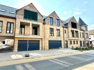 IDEALE OPBRENGSTEIGENDOM; goedgelegen casco-gebouw bestaande uit 4 appartementen, een handelsruimte en grote garage.Degelijk gebouw, klaar voor...