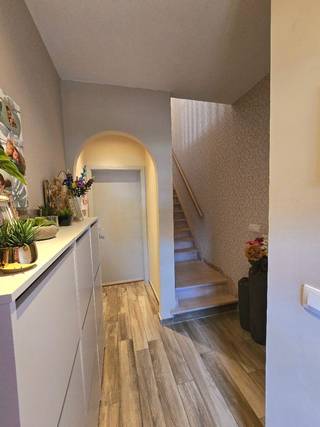 VERKOCHT ONDER OPTIE<br /><br /><br />Instapklare halfopen gezinswoning met 3 slaapkamers, zonnige tuin en gunstige ligging in Westmalle.<br /><br />Bent u op zoek naar een instapklare woning waar u zonder grote renovaties meteen uw thuis van kunt maken? Dan is deze verzorgde halfopen bebouwing misschien wel wat u zoekt.<br /><br />De woning is rustig gelegen, op wandelafstand van het centrum van Westmalle, winkels, scholen, horeca, openbaar vervoer,...<br /><br />Doorheen de jaren werd de woning grondig gerenoveerd en gemoderniseerd, met aandacht voor comfort, energiezuinigheid en een tijdloze afwerking.<br /><br />Indeling:<br />Via de inkomhal met gastentoilet komt u in de ruime en lichtrijke leefruimte met gezellige inbouwgashaard. De open, volledig uitgeruste keuken sluit mooi aan op de leefruimte en is er toegang tot kelder. Ook biedt het toegang tot een extra leefruimte met zicht op de tuin. Aansluitend bevinden zich de badkamer en wasplaats met luik naar zolder.<br /><br />Op de eerste verdieping bevinden zich drie slaapkamers en een nachthal met kastruimte en ook luik naar zolder.<br /><br />Buiten geniet u van een onderhoudsvriendelijke, zuidwestgerichte tuin met terras, een lange oprit voor meerdere wagens en een praktisch vrijstaand bijgebouw dat momenteel dienstdoet als multifunctionele berging/hobbyruimte/werkplaats.<br /><br />Troeven:<br />Instapklaar<br />Rustige, centrale ligging<br />Zuidwestgerichte tuin<br />3 SLK<br />EPC C 218 kWh/m² – geen renovatieverplichting<br />Bewoonbare opp. volgens EPC: 136 m²<br />Perceelopp. 355 m²<br />Grondige renovatie in 2015<br />Vernieuwde keuken (2016)<br />Vernieuwde elektriciteit, sanitair en condensatieketel (2015)<br />Nieuwe voordeur, ramen/rolluiken (2015)<br />Dak geïsoleerd<br />Veranda vernieuwd (2024)<br />10 zonnepanelen met thuisbatterij 7,68 kWh (2022)<br />Droge kelder<br />KI €691<br /><br />Beschikbaar: in overleg<br /><br />Bezichtigingen op afspraak. <br />Neem contact op via tel. 0496743808 of mail britty.peeters@hotmail.com om uw bezoek in te plannen.<br /><br />Alle juridische documenten, het compromis en de akte worden geregeld via de notaris.<br />
