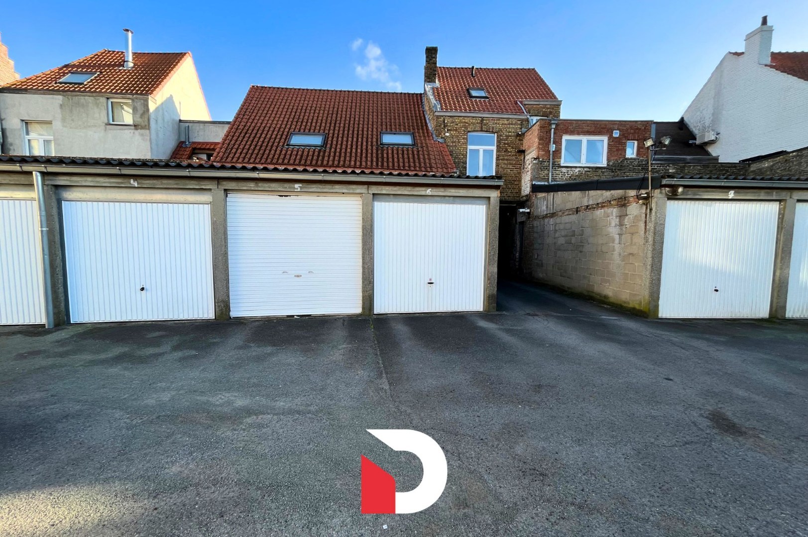 Gesloten garagebox nr 17 op een centrale ligging in de werkhuisstraat te Brugge.