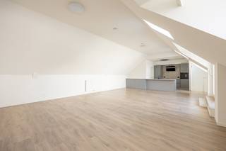 Gelegen op een fantastische locatie in Antwerpen, combineert deze stijlvolle duplex een royale woonbeleving met veel licht, hoge plafonds en een rustige sfeer. Een woning die je vooral verrast door de ruimte en de aangename lichtinval, terwijl je tegelijk geniet van alles wat de stad te bieden heeft.<br /><br />De duplex strekt zich uit over de eerste en tweede verdieping. Via de ruime inkomhal op de eerste verdieping kom je binnen in de woning. Hier bevinden zich twee volwaardige slaapkamers, elk met een eigen ensuite badkamer. Een bijzonder praktische indeling die zowel comfort als privacy biedt. Op deze verdieping is er eveneens een apart toilet.<br /><br />Een verdieping hoger komt de woning helemaal tot leven. De zeer ruime leefruimte geniet dankzij de hoge plafonds en grote raampartijen van bijzonder veel licht en geeft een sterk gevoel van openheid. De open keuken sluit mooi aan bij de living en vormt samen één grote, aangename leefruimte. Naast de keuken bevindt zich een praktische berging.<br /><br />Vanuit de leefruimte heb je toegang tot het terras, een fijne plek om even buiten te zitten en te genieten van de rustige omgeving.<br /><br />En er is meer. Via de zijkant van het gebouw krijg je toegang tot een fleurig dakterras, vanwaar je uitkijkt over de stad, met onder meer zicht op de Antwerpse kathedraal en de Boerentoren. Een aangename extra buitenruimte die een mooi uitzicht biedt over de historische skyline van Antwerpen.<br /><br />Doorheen de duplex zorgen de hoge plafonds, parketvloeren en verzorgde afwerking voor een stijlvolle en warme uitstraling. De combinatie van de royale oppervlaktes, het vele daglicht en de open leefruimte maakt dit een woning waarin de ruimte echt tot zijn recht komt.<br /><br />Ook de ligging is een belangrijke troef. Je woont centraal in Antwerpen, met winkels, horeca, openbaar vervoer en belangrijke verbindingswegen vlot binnen bereik. Tegelijk voelt de woning zelf rustig en aangenaam aan.<br /><br />Bij de woning hoort een berging in het gebouw. Een autostaanplaats is beschikbaar voor €150 per maand.<br /><br />Algemene kosten: €250 per maand.<br /><br />Interesse? Neem gerust contact op via 03 225 00 68 of mail naar laura@wellimmo.net