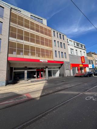 Commercial space ideally located in the heart of a dynamic shopping district in Schaerbeek. This space benefits from excellent visibility and...