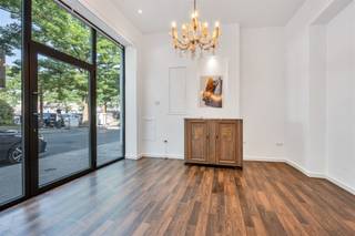 <p><span>Laatste en unieke kans om een volledige woning aan te kopen op het Esplanadeplein, met frontaal zicht op de iconische Sint-Jozefkerk. Het plein zelf wordt binnenkort heringericht in een toekomstgericht stadsproject: het voorste gedeelte wordt een aangename wandelstraat, terwijl het doorgaand verkeer langs de kerk zal plaatsvinden. Zo combineert de woning een rustige, autoluwe omgeving met een centrale ligging in het hart van de stad.</span></p><p><span>De buurt biedt een uitstekende bereikbaarheid en tal van voorzieningen op wandelafstand. Winkels, horecazaken, scholen en openbaar vervoer zijn vlot bereikbaar, waardoor deze woning zowel voor privébewoning als voor commerciële doeleinden ideaal gelegen is. De omgeving ademt een mix van historische charme en hedendaags comfort, met een bijzondere focus op leefkwaliteit en stadsvernieuwing.</span></p><p><span>De woning zelf werd recent volledig geschilderd en straalt karakter uit, met hoge plafonds van minimum 3,30 meter. Eén van de kamers werd reeds aangeboden als Bed & Breakfast en genereerde een bruto maandopbrengst van 2000 euro via Booking.com. Momenteel bestaat de woning uit een handelspand met twee aparte toiletten en de mogelijkheid voor een wachtruimte, waardoor het uitermate geschikt is voor een vrij beroep, praktijk, schoonheidssalon, horecazaak of gelijkaardig gebruik.</span></p><p><span>De woning telt twee slaapkamers, met de optie voor een derde op zolder, twee badkamers en drie toiletten. Buiten biedt een terras van 10 vierkante meter op het gelijkvloers comfort en ontspanning, met bovendien de mogelijkheid om een zwevend terras op de eerste verdieping te creëren en een dakterras van 15 vierkante meter boven de keuken.</span></p><p><span>Deze woning combineert een uitzonderlijke locatie, commerciële mogelijkheden en wooncomfort, waardoor het een zeldzame kans is voor wie centraal wil wonen of investeren. </span></p><p><span> </span></p><p><span>Voor meer informatie en/of een bezoek, contacteert u Didier van Immo Zone op het nummer 0476/ 73. 17. 99.</span></p><p><span> </span></p>