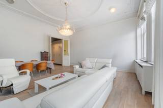 Te koop: ruim instapklaar handelspand met woonst in het centrum van Dendermonde, op een toplocatie in de winkelstraat en met zicht op het water.Deze...