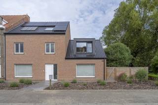 De indeling van de leuke gezinswoning in Kortrijk is als volgt:Gelijkvloers: U betreedt de woning via de inkomhal met een gastentoilet. Vervolgens komt u in de ruime en lichtrijke leefruimte. De volledig uitgeruste keuken is voorzien van alle hedendaagse toestellen. Verder is er op dit verdiep nog een handige berging, een badkamer met zowel een bad als een douche, en een bureau.Eerste verdieping: Hier bevinden zich drie ruime slaapkamers en een kleinere slaapkamer. Daarnaast is er een apart toilet, een praktische waskamer en de toegang tot de zolder.De prachtige tuin maakt deze woning in Kortrijk compleet en biedt een heerlijke plek om te ontspannen. Interesse? Vraag snel een bezoek aan via www.dewaele.com!