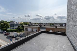 Residentie Ace is gelegen in het bruisende centrum van Wenduine, op een steenworp afstand van winkels, openbaar vervoer, tennis & minigolf en slechts 400 meter van het strand van Wenduine. Het project omvat 6 royale appartementen met een bewoonbare oppervlakte van 107 – 137 m2 en met prachtige terrassen. Hier heb je de keuze uit 2 - en 3 slaapkamerappartementen. Momenteel kan je hier nog genieten van het tijdelijk verlaagde BTW-tarief van 6%!
Uniek aan het project is niet alleen de doordachte architectuur, maar ook de nadruk op kwaliteit en duurzaamheid. Het streven naar alle nodige comfort gaat hand in hand met hoogwaardige afwerkingen en grote raampartijen die zorgen voor een lichtrijk gevoel, het hele jaar door. Deze energiezuinige bouw is niet alleen ecologisch verantwoord, maar ook duurzaam, met E-peilen lager dan E40. Zo opteert men bijvoorbeeld voor vloerverwarming gekoppeld aan geothermie, waardoor je geniet van een aangenaam en efficiënt woonklimaat. Tevens is er de mogelijkheid tot aanschaffen van een individuele berging en/of autostaanplaats.
Wens je meer informatie over Ace in het centrum van Wenduine? Contacteer ons via 050 70 81 74 of hello@keyimmo.be.