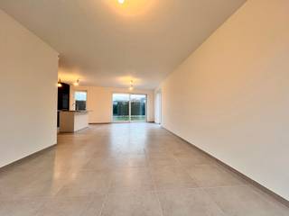 In het centrum van Nazareth, dichtbij scholen, bakkers, slager, groentewinkel en supermarkt staat deze moderne halfopen bebouwing. Deze ruime...