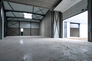 Op zoek naar een kwalitatieve bedrijfsunit met uitbreidingsmogelijkheden voor jouw onderneming? Deze casco, wind- en waterdichte KMO-unit biedt een uitstekende basis om volledig naar eigen wensen in te richten.<br /><br />De unit beschikt over een bruto-oppervlakte van 293,7 m², aangevuld met 103,8 m² kantoorruimte op de verdieping. Dankzij de vrije hoogte van 6,5 meter is de ruimte geschikt voor diverse professionele activiteiten zoals opslag, productie of logistiek.<br />Troeven van deze bedrijfsunit:
<ul>
	<li>Casco, wind- en waterdichte oplevering</li>
	<li>Robuuste staalconstructie</li>
	<li>Geïsoleerd steeldeckdak met centrale lichtstraat voor optimale lichtinval</li>
	<li>Gepolierde betonvloer</li>
	<li>Geïsoleerde wanden en daken</li>
	<li>Vrije hoogte van 6,5 meter</li>
	<li>Elektriciteitsaansluiting 40A – 3-fasig</li>
	<li>COAX-aansluiting</li>
	<li>Wachtleidingen voor gas, water en elektriciteit voorzien</li>
	<li>Gescheiden regenwater- en afvalwatersysteem</li>
	<li>Sectionaalpoort van 4 meter hoog</li>
	<li>Beglaasde aluminium loopdeur</li>
	<li>Voorziening voor aansluiting van een sanitaire module</li>
	<li>Rook- en warmteafvoersysteem conform de geldende brandveiligheidsvoorschriften</li>
	<li>Gebouw voldoet aan de EPB-regelgeving (maximaal K40). De minimale ventilatievoorzieningen worden door de koper voorzien.</li>
</ul>
Deze bedrijfsunit combineert kwaliteit, functionaliteit en flexibiliteit, waardoor ze de ideale uitvalsbasis vormt voor groeiende ondernemingen.<br /><br />Interesse? Neem vrijblijvend contact met ons op voor meer informatie of een bezoek ter plaatse. Mail naar bornem@m3makelaars.be.<br /><br /><br /> 