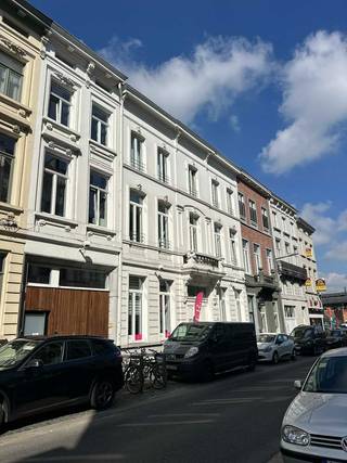 BEZOEKEN ENKEL OP AFSPRAAK VIA MAIL: stephanie@immodelestre.beKIJKDAG: 27 april (avond). Ontdek dit ruim en lichtrijk duplexappartement (ca. 125 m²)...