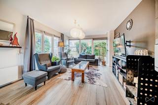 We Invest Sud-Luxembourg biedt u deze moderne vrijstaande woning aan in Martelange, vlakbij de snelwegen en de Luxemburgse grens, met snelle toegang tot alle voorzieningen.
Het bestaat uit een inkomhal die leidt naar een lichte leefruimte (woonkamer/eetkamer) en een ingerichte keuken (inductiekookplaat, koelkast, diepvriezer, vaatwasser, magnetron) met directe toegang tot het terras en de tuin via een groot raam. Een multifunctionele ruimte (slaapkamer, kantoor, speelkamer of sportruimte) met mezzanine en pelletkachel maakt deze verdieping compleet. U vindt er ook een master suite met slaapkamer, kleedkamer en badkamer (bad, douche, dubbele wastafel).
Op de verdieping: ruime overloop die plaats biedt aan een ontspanningsruimte, twee grote slaapkamers en een doucheruimte. De kelder bestaat uit een kelder en een stook-/wasruimte.
Buiten: tuin met bomen, houten terras, tuinhuisje en aparte garage.
Technische informatie: driedubbele en dubbele beglazing (2009), tegelvloeren en laminaat, Viessmann-olieketel (2018) + 2 kachels, ondergrondse regenwatertank, leien dak. EPC: D.
📞 +32 (0)63 33 00 69 – 📧 sud.luxembourg@weinvest.be