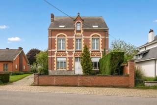 <p>Ideaal gelegen in het dorp Ellezelles, biedt deze ruime herenwoning zeer mooie volumes en tal van inrichtingsmogelijkheden.</p>
<p>De woning is perfect geschikt voor een groot gezin, een vrij beroep of een project waarbij privéleven en professionele activiteit gecombineerd worden. Dankzij de indeling is gelijkvloers wonen eveneens mogelijk.</p>
<p>Het gelijkvloers bestaat uit een ruime inkomhal, een grote woon- en eetkamer, een semi-uitgeruste keuken, een berging, drie grote polyvalente ruimtes die kunnen dienen als bureaus, praktijkruimtes, slaapkamers of andere, evenals een douchekamer.</p>
<p>Op de verdieping vindt u vier ruime slaapkamers, een berging en een badkamer. De bovenste verdieping biedt een zeer grote inrichtbare zolder. Een gezonde kelder vervolledigt het geheel.</p>
<p>Buiten biedt het perceel van meer dan 13 are een parkeerruimte, een tuin, een grote garage en diverse ateliers/boxen. Een achterliggende weide kan eventueel optioneel beschikbaar zijn.</p>
<p>Technisch: 10 zonnepanelen, centrale verwarming op stookolie met een tank van 3.000 L, houtkachel en dak in zeer goede staat.</p>
<p>Na enkele renovaties kan deze woning u een unieke leefomgeving bieden met prachtige volumes en alle moderne comfort.</p>
<p>Een karaktervolle woning, zeldzaam op de markt, die u zonder uitstel moet ontdekken!</p>
<p>Voor informatie of bezoeken: contacteer ons via aurelie@immobeguin.be</p>