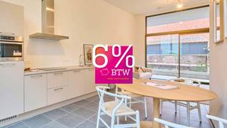 <span><span><strong>Geniet van 6% btw, ook interessant voor investeerders! Informeer naar de voorwaarden.</strong><br /><br />De Bonnefant, Wonen in het midden van de stad en toch omgeven door groen. Een iconisch gebouw op een centrale en culturele locatie waar er ruimte is voor luxe, een onvergetelijke woonervaring of zorgeloos wonen in een assistentiewoning. <br /><br />Tussen de gebouwen van De Bonnefant is een <strong>groene doorsteek</strong> gecreëerd die de Demerstraat rechtstreeks verbindt met het begijnhof. Gezellig vertoeven in één van de twee gemeenschappelijke binnentuinen of liever een barbecue met de buren? Bovendien hebben de terrassen geïntegreerde plantenbakken die zijn uitgerust met een automatisch beregeningssysteem. Een extra groene beleving is verzekerd.<br /><br />Het bestaande RTT-gebouw is volledig gerenoveerd met het behoud van de Hasseltse authenticiteit en verder uitgebreid met energiezuinige nieuwbouw. Parkeren in het centrum is geen evidentie maar toekomstige bewoners van De Bonnefant kunnen parkeren in de ruime ondergrondse parkeerplaats. Je kan ook je fiets kwijt in de fietsenstalling. <br /><br /></span></span>
<p><span><strong>APPARTEMENT A0 AS 01</strong> - gelijkvloers<br />- bewoonbare oppervlakte: 77,49 m²<br />- oppervlakte terras: 7,86 m²<br />- doorzon leefruimte met open keuken en zicht op de groene binnentuin<br />- terras met zicht op de gezellige verkeersvrije Bonnefantensteeg<br />- 1 ruime slaapkamer met ensuite-badkamer<br />- berging<br />- ideale investeringsopbrengst<br /><br /></span></p>
<p>GENIET VAN <strong>6% btw</strong> (onder voorwaarden). <span>Vermelde prijs is exclusief ondergrondse parkeerplaats en exclusief registratie, btw en notariskosten. Alle appartementen werden intussen volledig afgewerkt en zijn <strong>onmiddellijk bewoonbaar. </strong>Wij ontzorgen je ook voor <strong>de verkoop</strong> van <strong>je huidige woning</strong>! Voor meer uitleg helpen we je graag verder.</span></p>